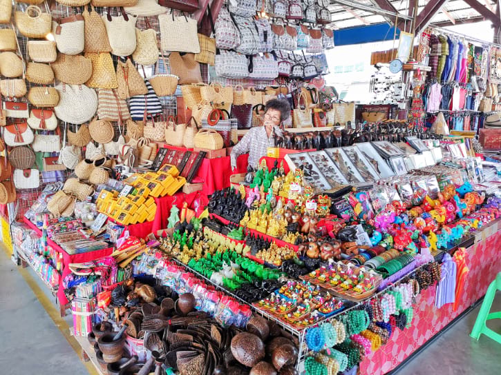 Shop confidently at Damnoen Saduak’s secure cultural hubs